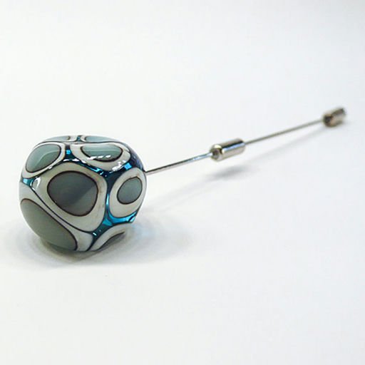 n color brooch